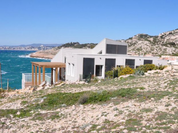 Une villa cachée parmi les rochers au bord de la mer