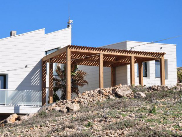 Une villa cachée parmi les rochers au bord de la mer