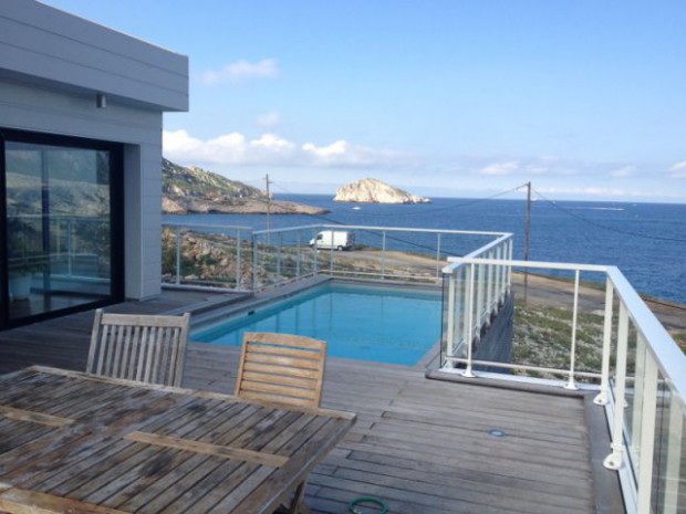 Une villa cachée parmi les rochers au bord de la mer