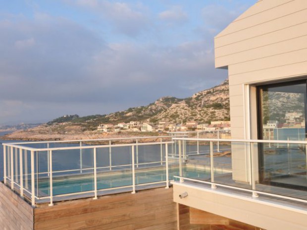 Une villa cachée parmi les rochers au bord de la mer