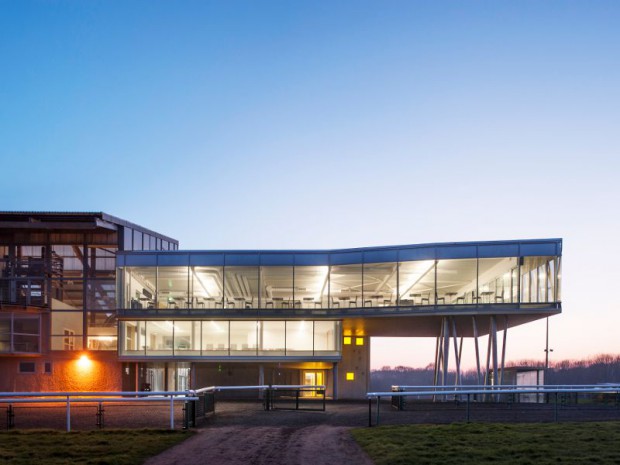 Livraison de l'hippodrome d'Yffiniac en Bretagne par Nomade Architectes