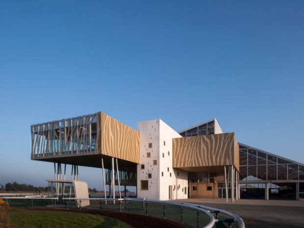 Livraison de l'hippodrome d'Yffiniac en Bretagne par Nomade Architectes