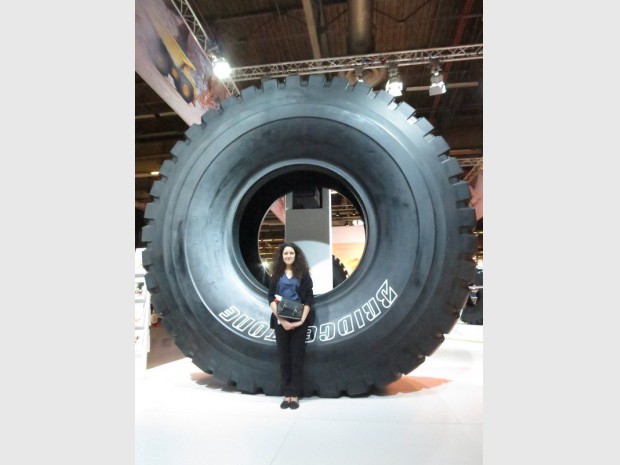 Bridgestone présente le plus grand pneu du monde, plus de 3 mètres de diamètre Bridgestone présente le plus grand pneu du monde, plus de 3 mètres de diamètre