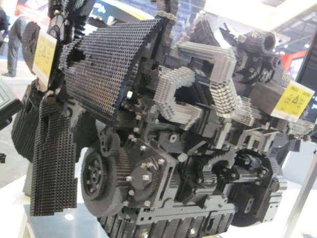 Un bloc moteur entièrement en (simili) Lego réalisé avec 125.000 pièces et 320 heures de travail Un bloc moteur entièrement en (simili) Lego réalisé avec 125.000 pièces et 320 heures de travail