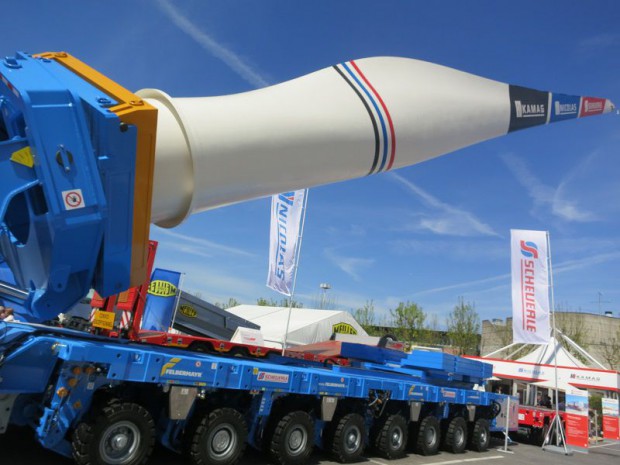 Une remorque Scheurle spéciale pour transporter une pale d'éolienne Une remorque Scheurle spéciale pour transporter une pale d'éolienne