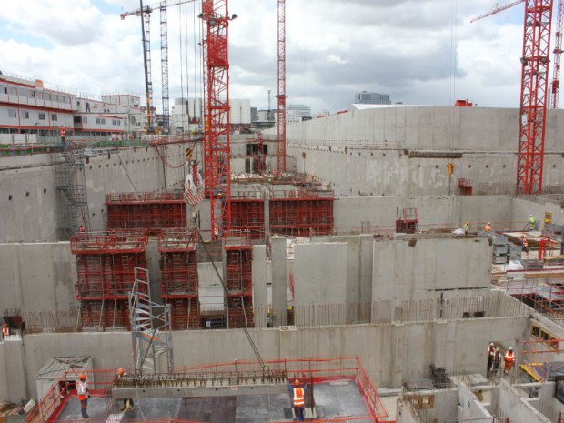 Pose de la première pierre du nouveau TGI de Paris réalisé par Renzo Piano