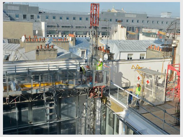 Chantier parisien et photo d'illustration du minsitère du Travail 