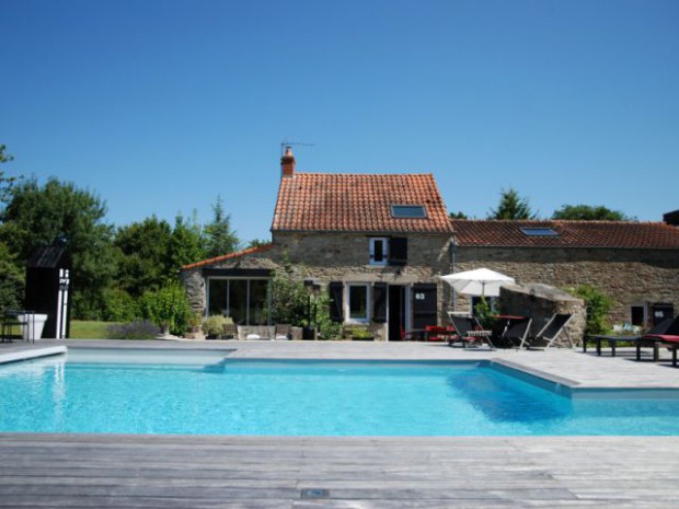 Une longère rénovée et sa piscine contemporaine