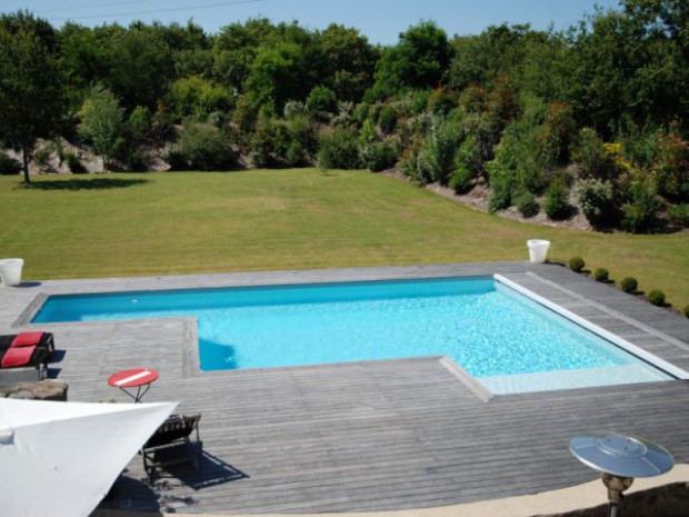 Une longère rénovée et sa piscine contemporaine