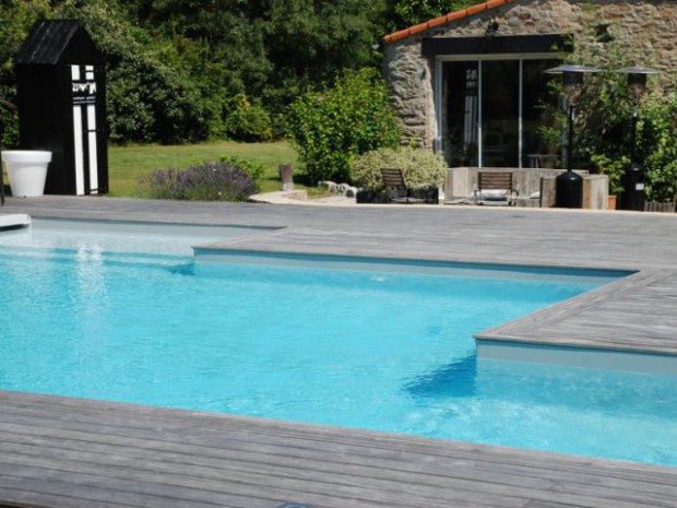 Une longère rénovée et sa piscine contemporaine