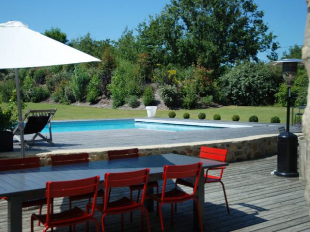 Une longère rénovée et sa piscine contemporaine