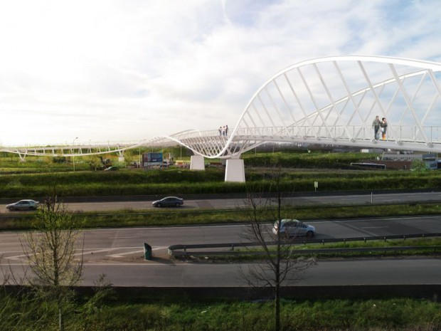 Perspective de la passerelle de Marc Mimram entre Valenton et Créteil