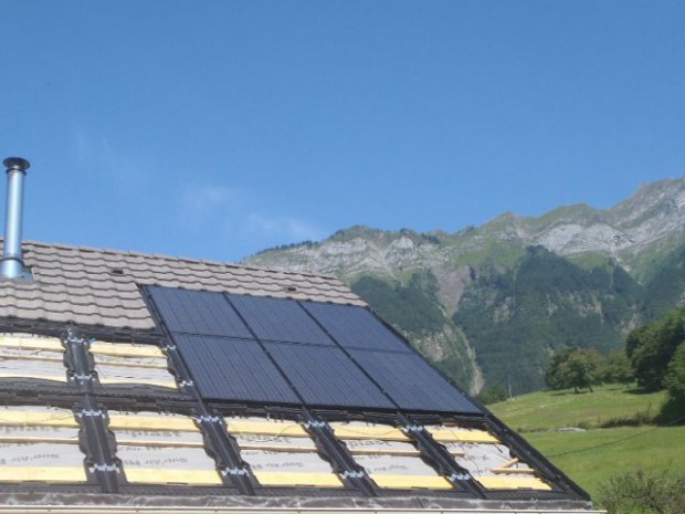 Une maison avec panneaux solaires hybrides