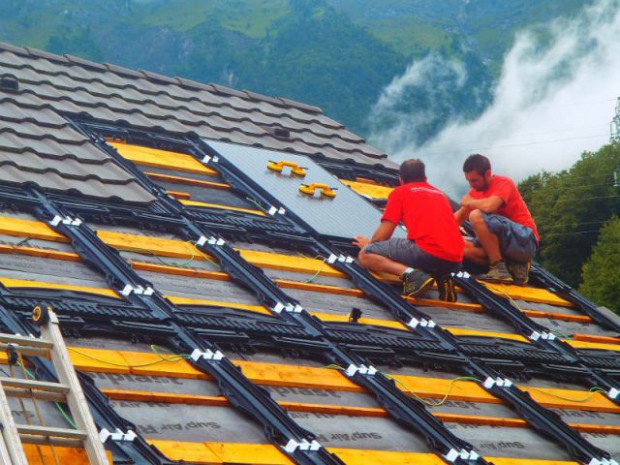 Une maison avec panneaux solaires hybrides