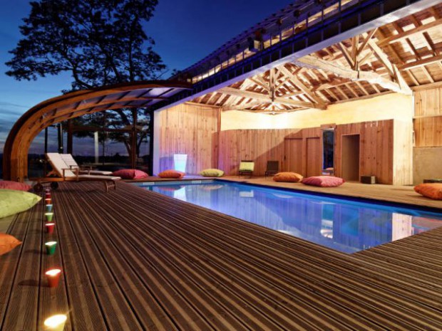 Un abri de piscine sur un hangar rustique