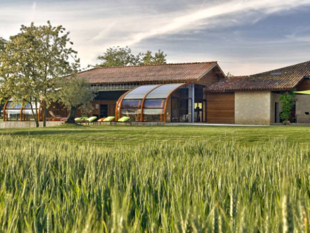 Un abri de piscine sur un hangar rustique