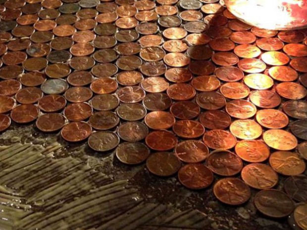 Un revêtement de sol composé de 60.000 pièces de monnaie