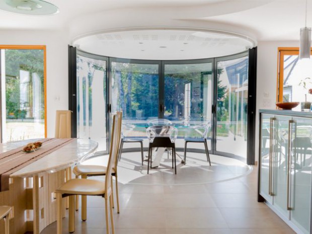 Une salle à manger dedans/dehors avec vue panoramique sur l'extérieur