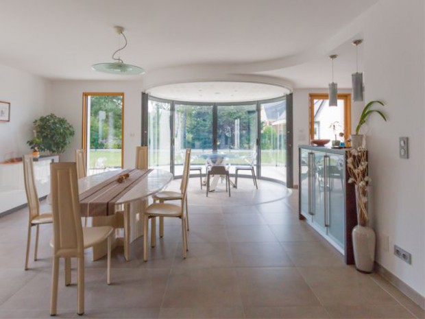 Une salle à manger dedans/dehors avec vue panoramique sur l'extérieur