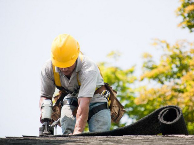 Ouvrier isolant un toit