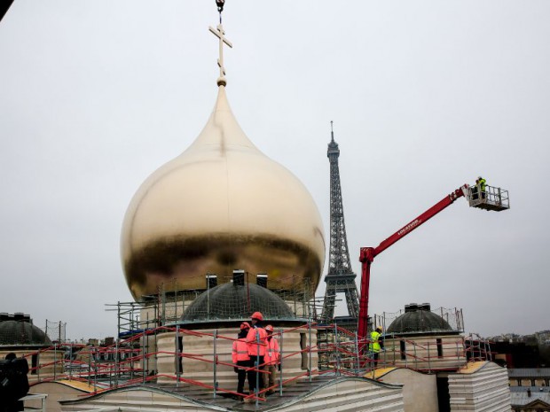 Installation de la coupole de l'église orthodoxe russe à Paris le 19 mars 2016