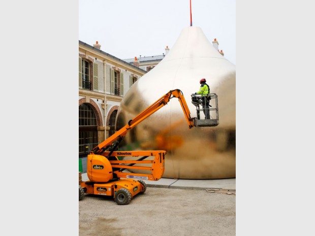 Installation de la coupole de l'église orthodoxe russe à Paris le 19 mars 2016