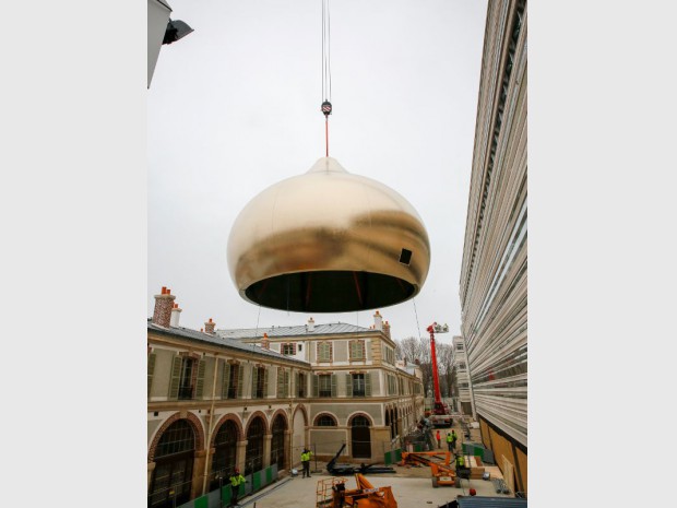 Installation de la coupole de l'église orthodoxe russe à Paris le 19 mars 2016