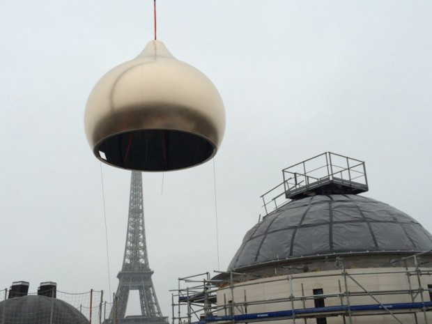 Installation de la coupole de l'église orthodoxe russe à Paris le 19 mars 2016