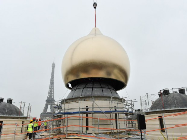 Installation de la coupole de l'église orthodoxe russe à Paris le 19 mars 2016