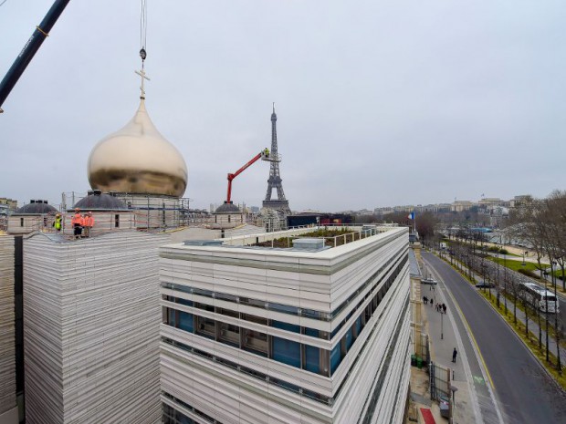 Installation de la coupole de l'église orthodoxe russe à Paris le 19 mars 2016