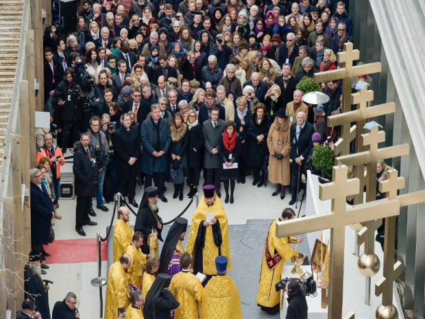 Installation de la coupole de l'église orthodoxe russe à Paris le 19 mars 2016