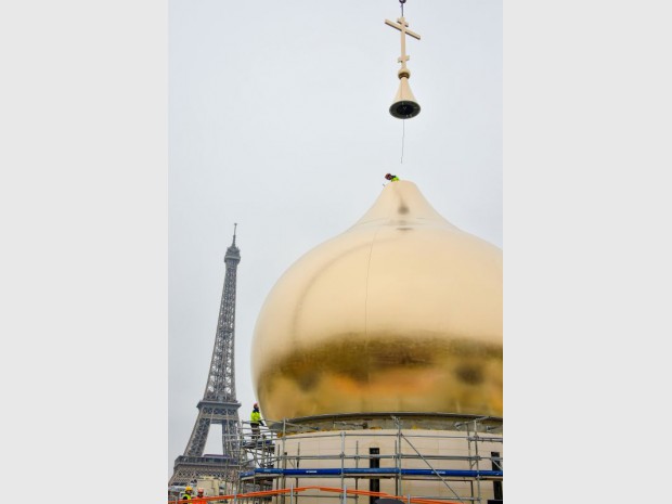 Installation de la coupole de l'église orthodoxe russe à Paris le 19 mars 2016