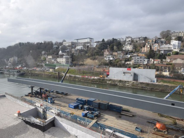 Pose de la passerelle Ile Seguin-Ateliers Jean Nouvel