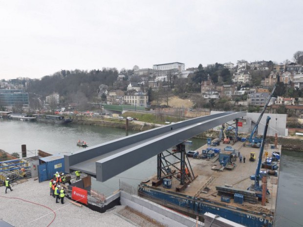 Pose de la passerelle Ile Seguin-Ateliers Jean Nouvel