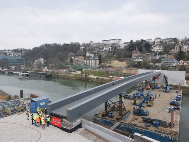 Pose de la passerelle Ile Seguin-Ateliers Jean Nouvel