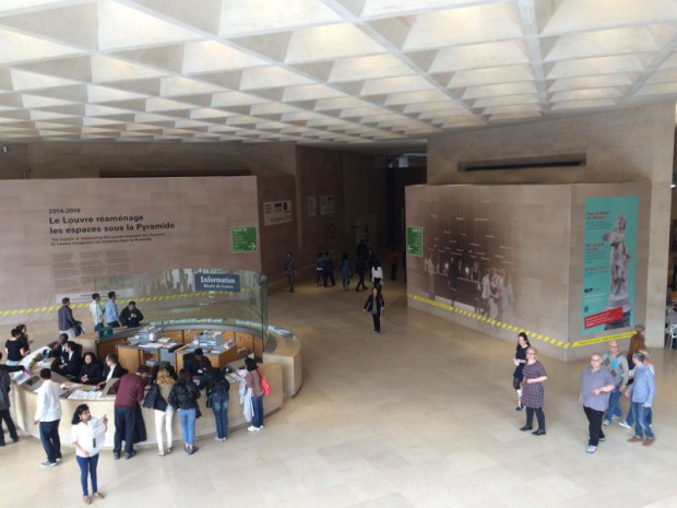 Réorganisation des accès et de l'accueil sous la Pyramide du Louvre à Paris