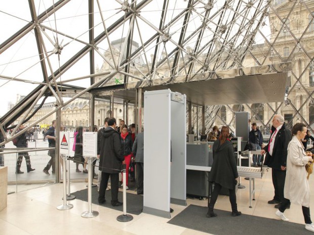 Réorganisation des accès et de l'accueil sous la Pyramide du Louvre à Paris