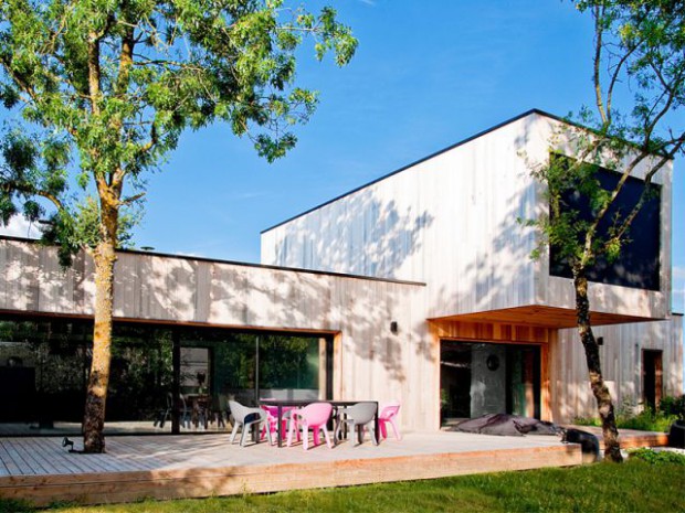 Une maison construite entre les arbres