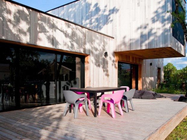 Une maison construite entre les arbres