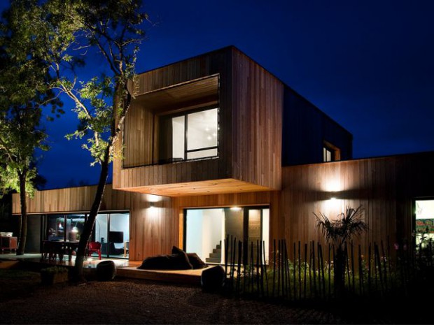 Une maison construite entre les arbres