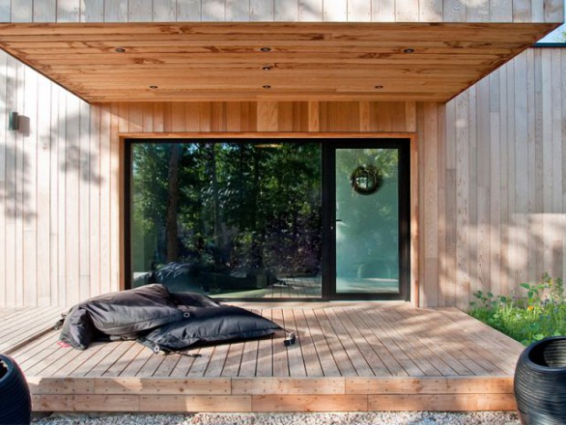 Une maison construite entre les arbres