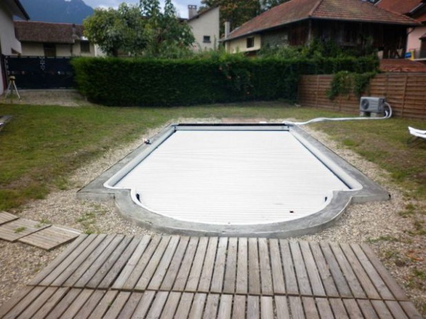 Une piscine magnifiée par une installation graphique 