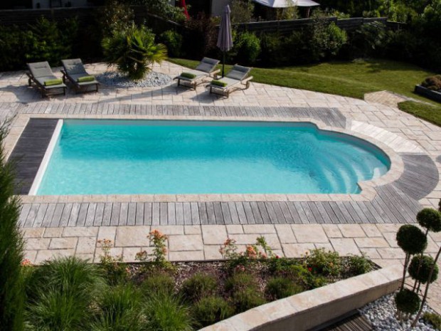 Une installation originale autour de la piscine 