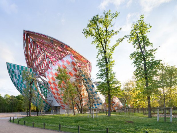 Fondation Louis Vuitton colorée par D. Buren