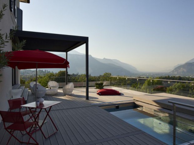 Une piscine utilisée comme une pièce à vivre extér