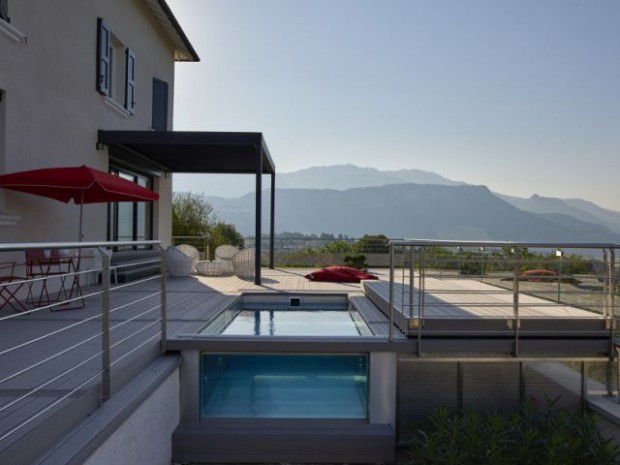 Une piscine spa à flanc de montagne