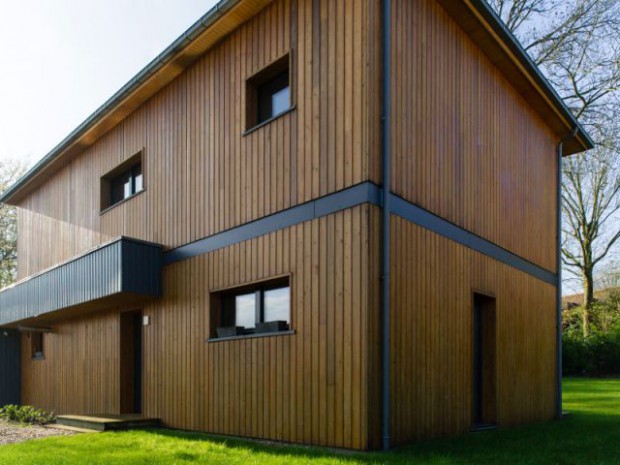 Une maison passive en bois bâtie dans la forêt