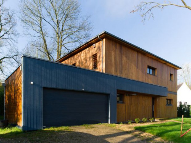 Une maison passive en bois bâtie dans la forêt