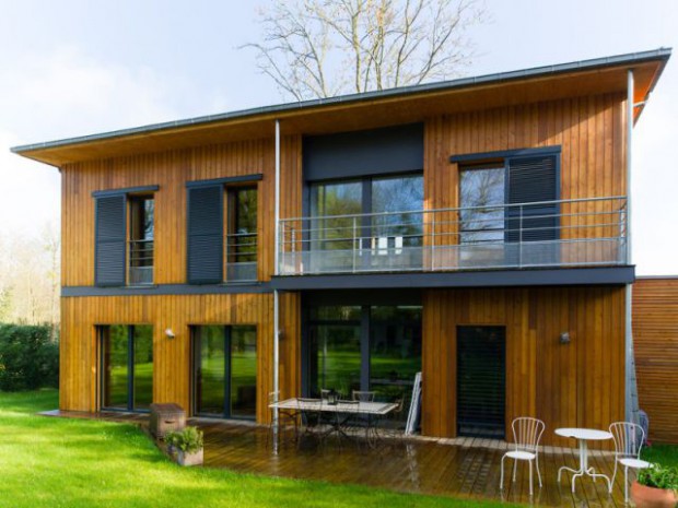 Une maison passive en bois bâtie dans la forêt