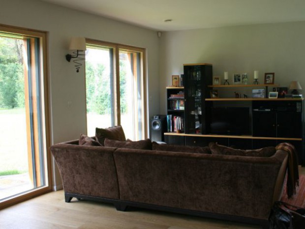 Une maison passive en bois bâtie dans la forêt